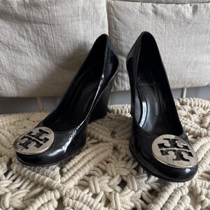 Tory Burch Sally Black Patent Leather Wedge Pumps Silver Medallion 3.5"Heel sz6